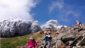 Un mort si 30 de raniti, dupa ce un vulcan din Japonia a intrat in eruptie - VIDEO, FOTO