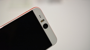 HTC tocmai A SPULBERAT CONCURENTA: are cel mai tare telefon pentru selfie