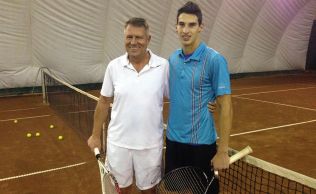 FOTO Klaus Iohannis a jucat tenis in prima zi dupa ce a fost ales presedinte