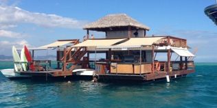 Pizzeria plutitoare din Fiji, o noua atractie inedita pentru turisti