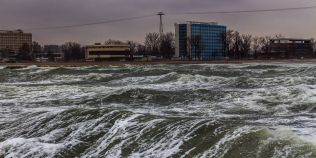 Marea Neagra s-a infuriat rau: imagini spectaculoase de la Constanta