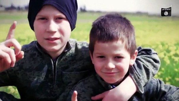 Franta este in stare de SOC. Doi copii francezi filmati de ISIS in timp ce EXECUTAU prizonieri sirieni | GALERIE FOTO si VIDEO