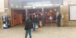 Experienta cumplita sa astepti trenul in Gara de Nord din Timisoara. Lipsesc usile din holul casei de bilete