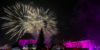 Cum s-au distrat romanii de Revelion: petreceri in strada cu sampanie si artificii. 18 cupluri s-au casatorit in primele orele din 2017