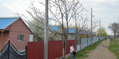 Lectie de omenie romano-engleza: 19 case noi, daruite famililor sarmane dintr-un sat din sudul Moldovei