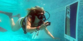 VIDEO Expozitie de fotografie vernisata sub apa, in premiera in Romania