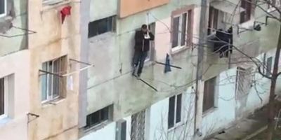 VIDEO Tulcean salvat de sarmele pentru rufe, dupa ce a cazut de la etajul 4