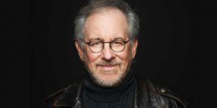 Steven Spielberg, record de incasari cu filmele sale. Regizorul va lansa si primul film cu supereroi din cariera
