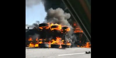 VIDEO Un tir a luat foc pe autostrada A1. Traficul este ingreunat