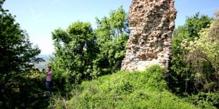 VIDEO Misterioasa cetate medievala din Tara Hategului. Fortul militar vechi de opt secole ignorat de autoritati