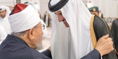 Imbratisarea care poate infuria SUA. Emirul Qatarului, in relatii cordiale cu un predicator musulman care a indemnat la uciderea soldatilor americani in Irak